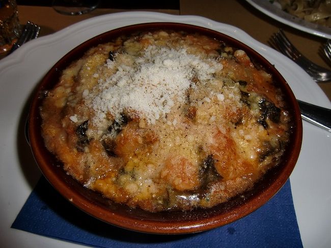 ４日目の夜は、１回ぐらい自分達で好きなところに行ってみたいと思い夕食をつけていなかったので、ハネムーナー達と別れて自由行動です。<br />ガイドブックに載っていた店を探して入ってみたら、日本人カップルが１組いてちょっと気まずい。<br />すると次に入ってきたカップルもその次も皆日本人…<br />みんな「るるぶ」見て来たのね〜