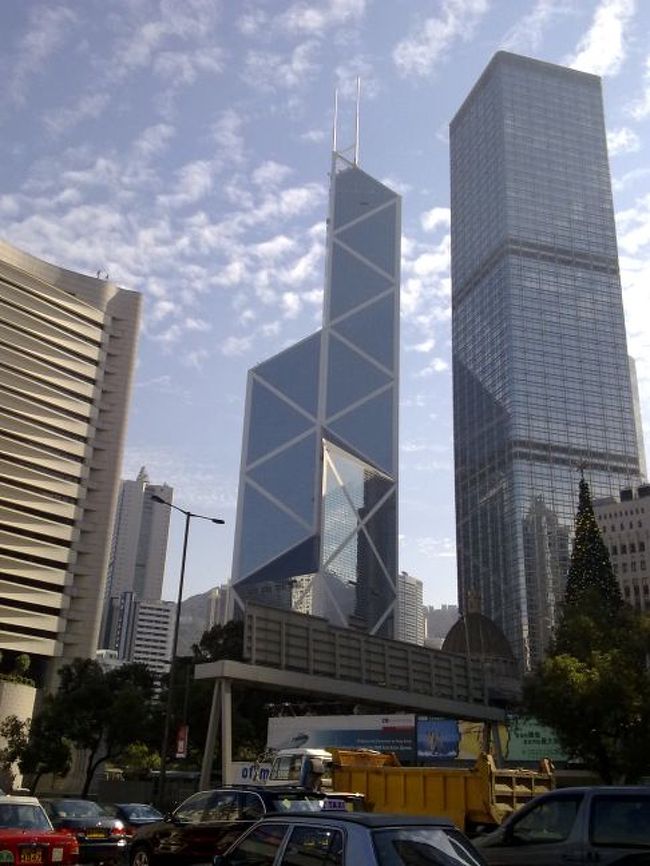 真ん中の特徴的なビルは、１９９０年、初めての１人海外旅行でも見たことをよく覚えている。