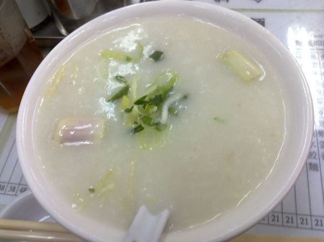 香港の長い夜。夕食は、九龍半島側をぶらぶらしたあとでアワビのお粥。アワビがいっぱい入っている・・・といっても日本では考えられないくらいの安さだった筈。