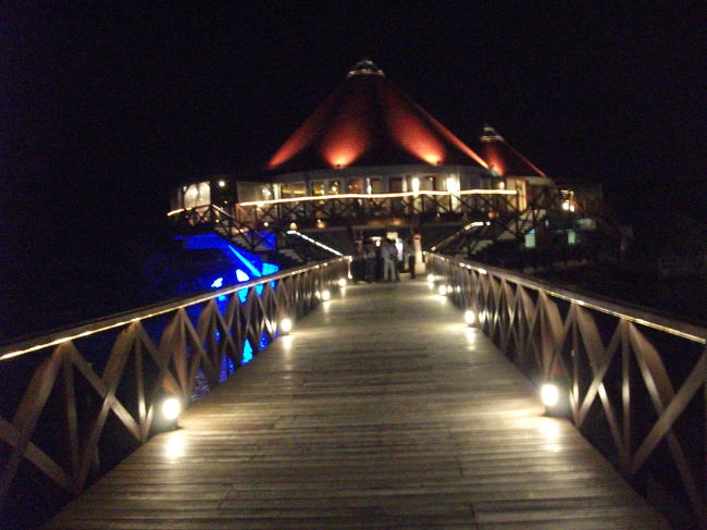 ルネッサンス・リゾート・オキナワ内にあるレストラン“コーラルシービュー”<br />西海岸の海に面してるからサンセットの時間に合わせて来るのもイイかも！