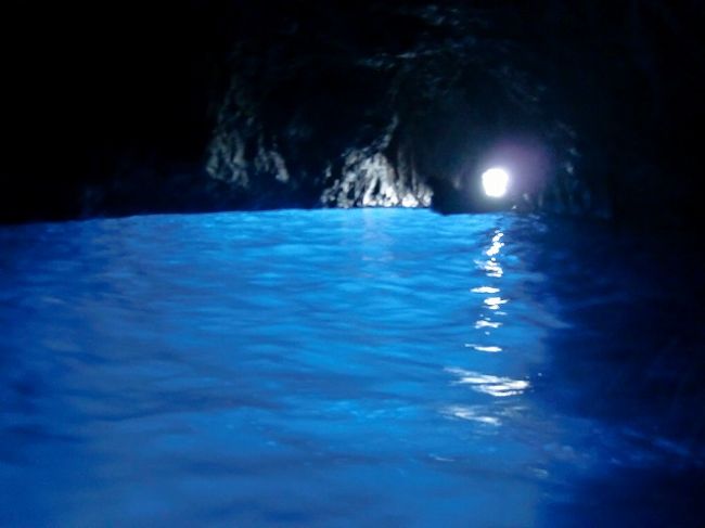 キターーーー！！<br /><br />船頭さんが「オーソェオレ〜ミィオ〜♪」を歌いながら洞窟内を１周してくれる。<br />「ブラーボー！！」<br />船頭さん「モウイッカイマワル〜？！」<br />「回るー！！」<br />ってことで２周してもらい、最後にチップ２倍要求されました。