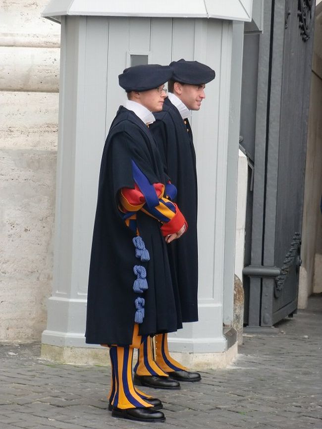 サン・ピエトロ広場でかわいい人たち発見。<br />スイス衛兵さんらしい。<br />ミケランジェロデザインの制服らしい。