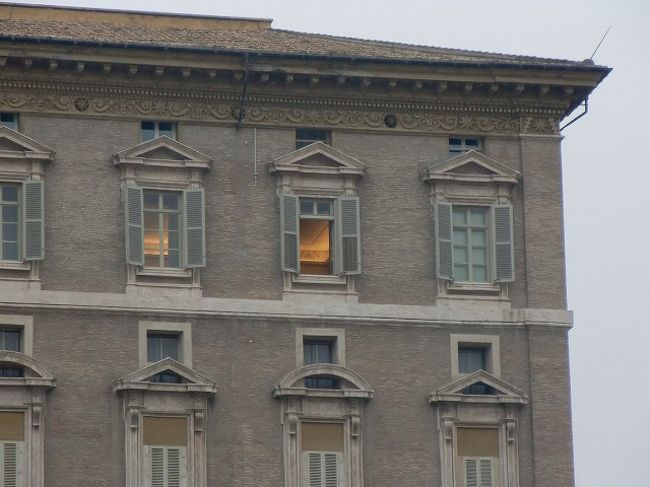 ローマ法王の部屋に電気がついている！<br />いらっしゃる！