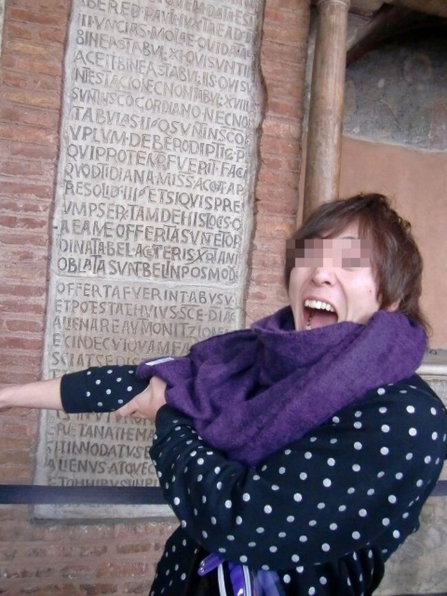 次はローマ市内の観光です。<br /><br />待ってました〜っ真実の口！<br />写真撮影のため並んでいる間に噛まれている練習。