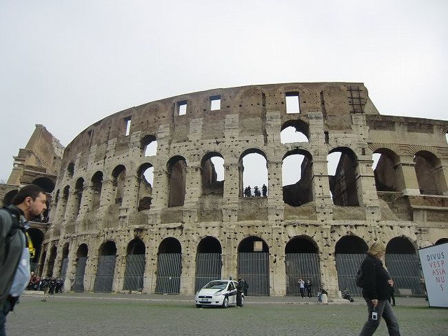 円形競技場「コロッセオ」。<br />教科書で見たことあるある。でかいです！