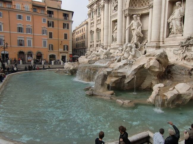 待ってましたっトレヴィの泉★<br />コイン投げてきましたよ〜。<br /><br />ここも凄く混雑していました。<br />現地ガイドからスリに注意するよう何度も何度も言われました。<br />出発前も現地でも色々な人からあまりにもしつこく言われたので、滞在中は常に貴重品ポーチを首から下げて服の下に隠し細心の注意を払って事無きを得ました。