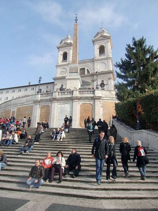 待ってましたっスペイン広場★<br /><br />「ローマの休日」は見たことがないのですが、何年か前にテレビで、出川哲郎が彼女と「ローマの休日」の名シーンを再現しながらロケ地巡りをしているのを見て、絶対新婚旅行はイタリアと決めていました。<br /><br />映画見てから行けば良かった。<br />「冷静と情熱の間」も見て行った方が良いからといとこから借りていたのに見ないでしまった。<br />悔やまれる〜！<br />これから行く方は絶対色々予習してから行ってください！