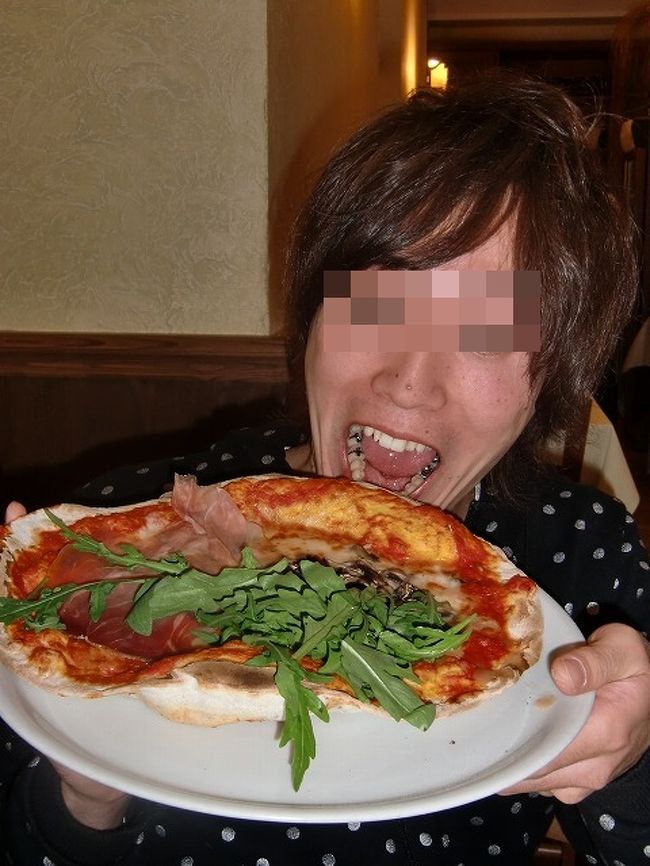 最終日のランチはピザでした。<br />何気にイタリア来て初めてピザ食べました。<br />こんなでっかいの、１人１枚です。<br />旨かった！腹いっぱい！