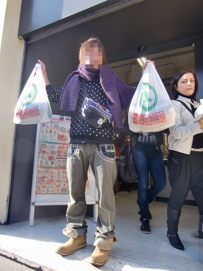 出発までローマ市内で自由行動。<br /><br />この「HOT SPAR」みたいな名前のスーパーを街で良く見かけました。<br />色々な地元のものが安く売っていておみやげ買うには良かったです。<br />パスタや缶詰、チョコなど大量購入。