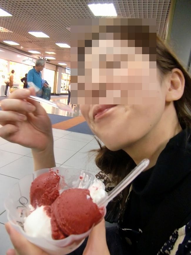 空港でジェラート。<br />滞在中３回ジェラートを食べましたがどれも最高！<br />ハズレなしです。<br /><br />充実のイタリア周遊の旅、大満喫の８日間でした。<br /><br />総評。<br />・建物やオシャレな街並みを見ているだけで楽しかった。<br />・少しは勉強してから行けばもっと楽しめたかも。<br />・物価は高かった。ペットボトルの水１本が300円近くするものも。<br />・ツアーは忙しい。ゆっくり写真も撮っていられない。食事もすべて相席で常に他人（しかもアツアツアベック）といるのは気疲れする。<br />・でもなんだかんだいって現実逃避できて最高に楽しかった★