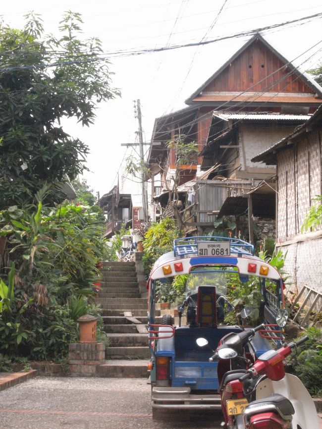 ルアンパバーンの路地。表通りは外国人観光客用のカフェや土産物屋が立ち並んでいますが、1本裏通りに入るとこんな感じです。旅行者と現地の人の接触がほとんどない街という印象が強いです。ま、どこもそうと言えばそうですが。