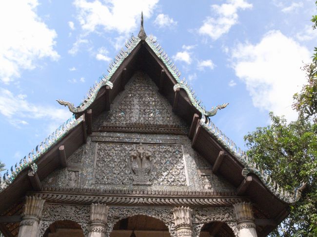 ルアンパバーンのプーシーの丘の中腹にある古い寺。数ある寺の中でここが一番印象的でした。はがれかけた壁画と、外壁の細かい彫刻が魅力的です。
