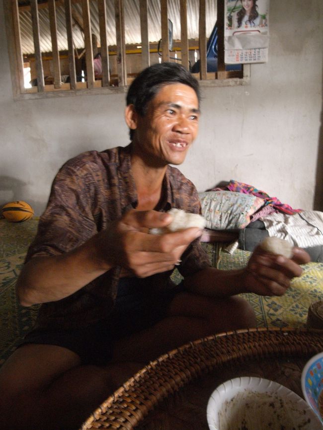 ルアンパバーンのはずれの川べりで声をかけてきたおじさん。バーンサーンハイやバーンサーンコーンを格安でガイドしてくれ、最後は自宅でこのようなご飯をごちそうしてくれました。フランス語しか話さないのですが、フランス語の先生だったというオランダ人の年配夫婦と行き合わせ、なんとか会話が成り立ちました。