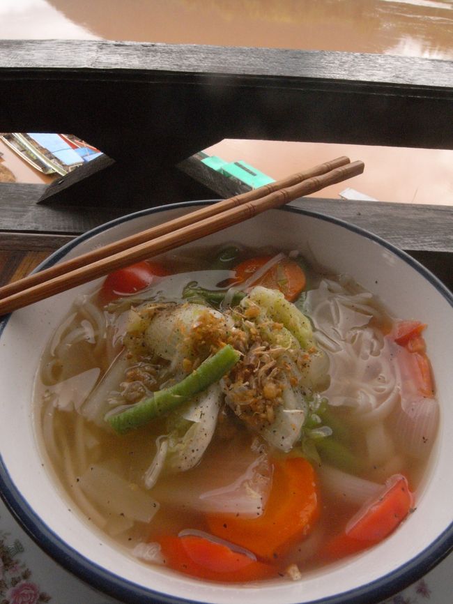 ムアンゴイの船乗り場横の食堂で食べたカオソイ。あっさりしていておいしかったです。ただ、ルアンでもそうでしたが、麺の量が少なくてもの足りない感じがするのです。みなさん少食なの？