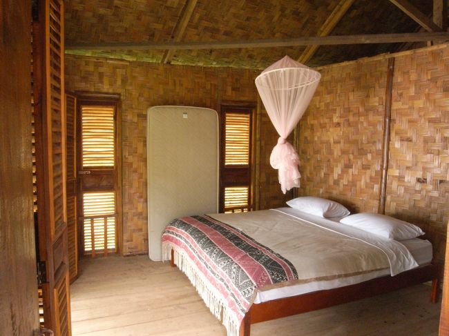 ムアンゴイの川べりの宿。蚊がすごくて１日で退散しました。水シャワーがだめなわたしには、長居できない宿でした。