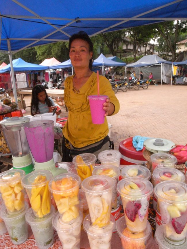ルアンで毎日飲んでいたフルーツシェーク。怪しげな色だけど、れっきとした天然色です。中が白ではなく赤いドラゴンフルーツをメーンに作ったものです。ああ、もう1回飲みたい！