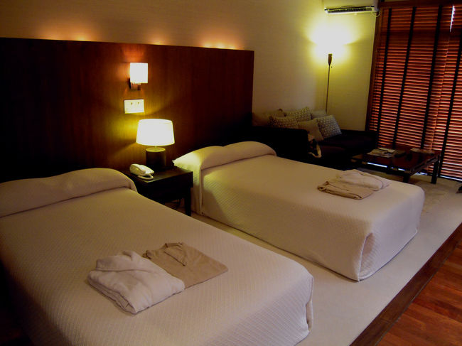 【ナチュラルリゾートパナシア】<br />アップグレードされたお部屋。<br /><br />ダブルブッキングで、1部屋しかない部屋にアップグレードされました。<br />おそらく、この部屋を予約した人がいなくて、空けておくのはもったいないからか？<br />しかも、滞在期間が長かったからかなー？とか<br />勝手に思ってますが、だいぶ快適な部屋でした。<br />値段は元のまま。<br />チョーお得。<br />ベランダ付きで、ここだけ他の部屋と離れてます。<br />バスタブも広くて、いい感じ。<br />お部屋のアロマがとってもいい香りでした。<br />バスローブと、作務衣が付いてるのもいいです。<br />部屋の2面は窓！<br />この値段でこの部屋はだいぶラッキーでした。