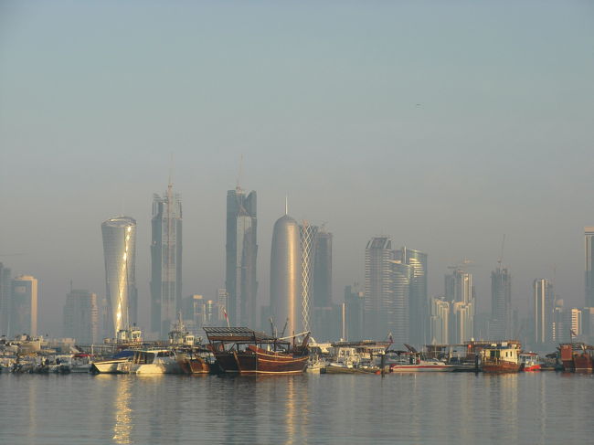ドーハ市内<br />対岸の超近代ビルの手前にダウ船が浮かんでる<br /><br />