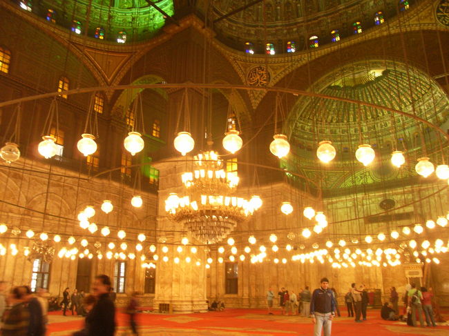 内部のシャンデリアがとても綺麗<br />