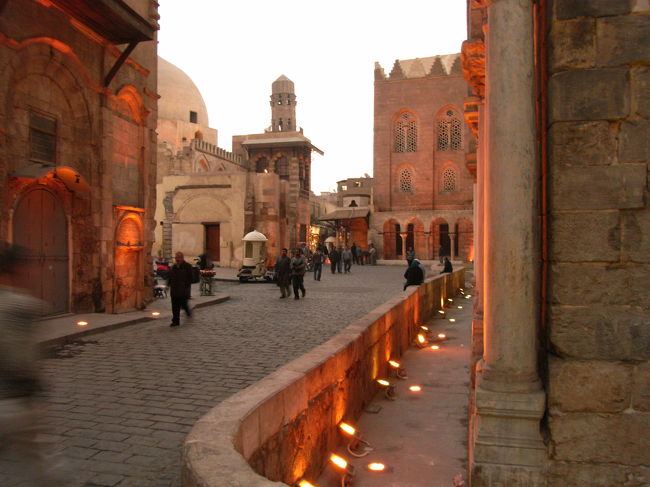 ハーン・ハリーリを真っ直ぐ、北に行くとライトアップされていた<br />金曜、この広場でミニコンサートがありました<br /><br />