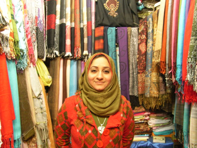 スカーフ買ったついでに写真を撮らしてもらいました<br /><br />