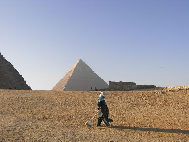 カフラー王のピラミッドと掃除のオバちゃん<br /><br />見た印象は、普通にスゲーと感じました<br />日本人、結構年配の人が多かったなあ　元気です<br /><br />