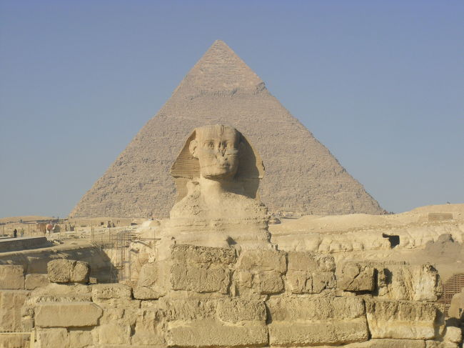 スフィンクスとカフラー王のピラミッド<br /><br />スフィンクスは思ったより、小さい<br />