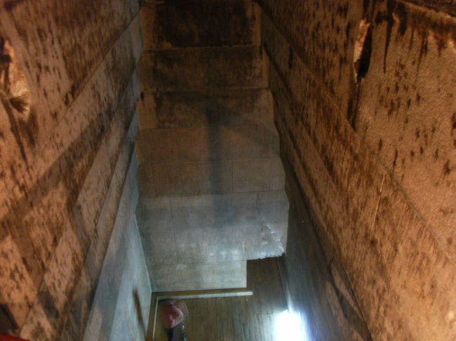 内部は、なんか、臭いニオイがした<br /><br />