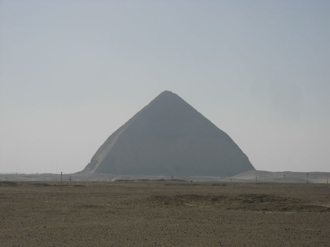 屈折ピラミッド<br /><br />近くには行けませんでした<br /><br />
