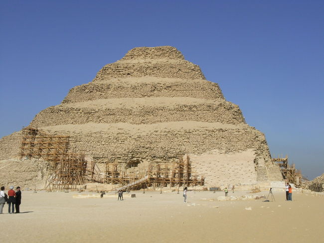 サッカーラの階段ピラミッド<br /><br /><br />昼間は暑すぎる<br /><br />夏に見に行ったら確実に熱射病で倒れます