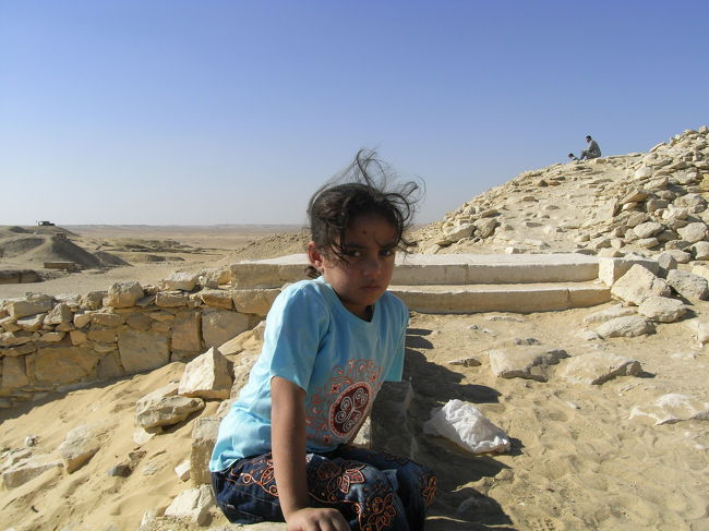 遺跡に座って、ぼーっとしている少女