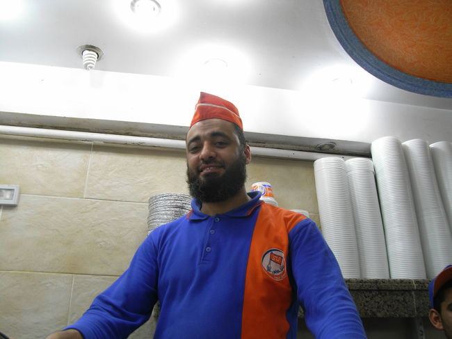 15:00ぐらいにカイロに戻り、コシャリ屋に行く<br /><br />コシャリ屋　サイエド・ハナフィーの親父<br />地球の歩き方にも載っている<br /><br />コシャリ・・・地球の歩き方に2ページも特集されているが、それほどの味でもない感じ<br />だけど腹は満たされます<br /><br />