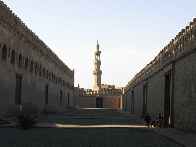 カイロのイスラムモスクで一番のおすすめ<br /><br />ガーマ・アフマド・イブン・トュールーン<br /><br />ミナレットに登れます<br /><br />