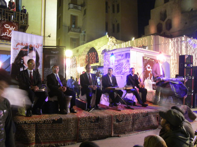 ハーン・ハリーリの広場にて<br /><br />金曜にミニコンサート<br />生バンドが演奏<br /><br /><br />