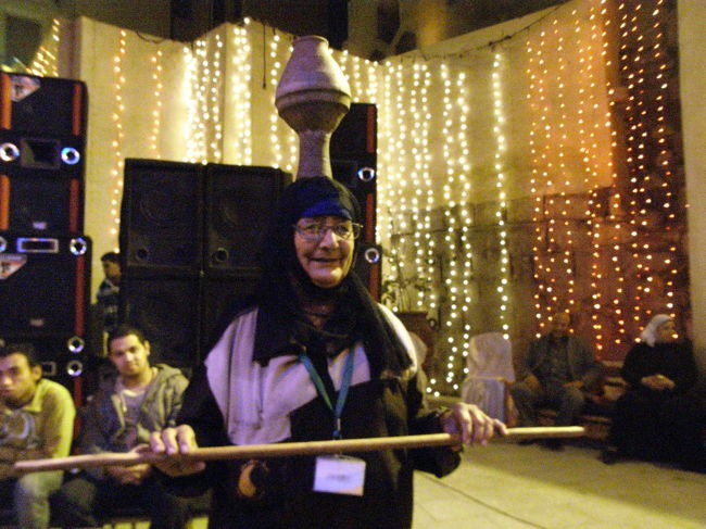 おばあちゃんが壷を頭に乗せて踊り出した<br /><br />