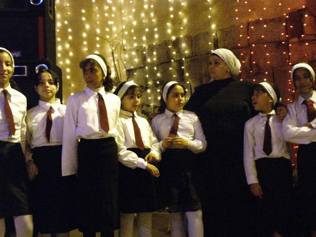 地元の小学生が、バックコーラスの準備<br /><br /><br /><br />