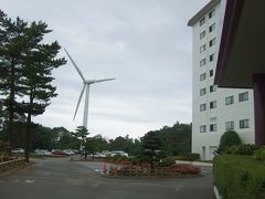 能登ロイヤルホテルと風力発電の羽根。