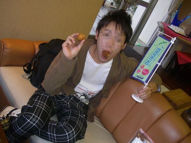 ホテル敷地内のＡＮＡルームでコーヒー・ジュース・泡盛など飲み放題、サーターアンダーギーなど食べ放題。