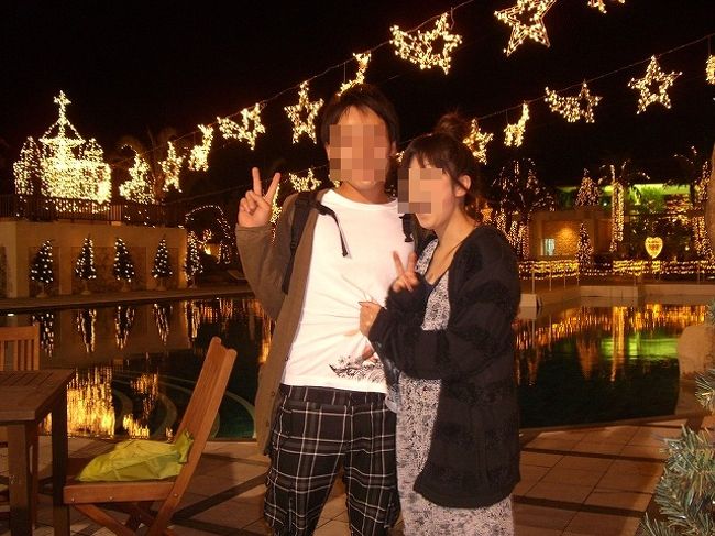 夜は敷地内にきれいなイルミネーションが点灯されていました。<br />クリスマスバージョンということで11月からだったようです。