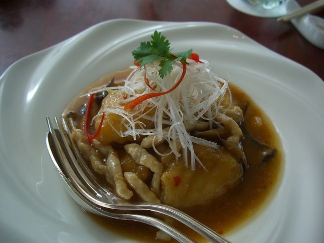 せっかくなので万座ホテルでランチ。<br />万座の中華料理は絶品と聞いて食べに行ってみました。<br /><br />万座ビーチでダイビングの予定でしたが、波が高くて難しいとのことで、海が穏やかな美ら海水族館の方のビーチに変更になりました。