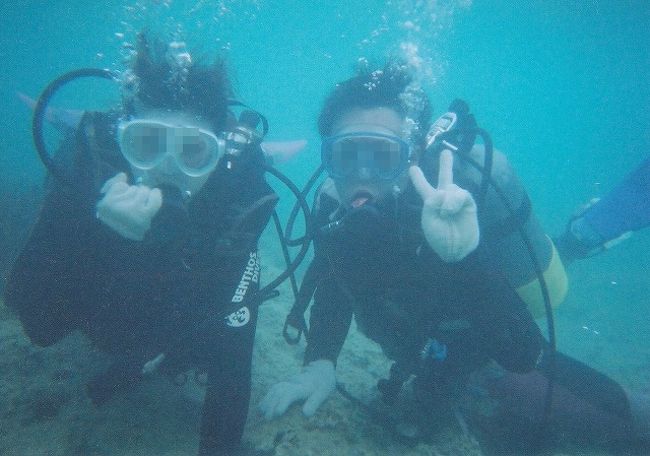 5,250円で体験ダイビング。<br />呼吸の練習の後に海へ。無理。怖い。苦しい。<br />ゴホゴホ言ってしまい怖くてすぐあがろうとするのですが、コーチが海の中で引きずり下ろそうとします。<br />意外とスパルタなのね〜<br />ゴホゴホなっても少し我慢すればすぐ良くなるからってことでしたが私はなかなか上手くなれず、彼は自分だけゆうゆうと楽しんでいました。<br />慣れて来た頃に終わってしまったので絶対リベンジするぞ。