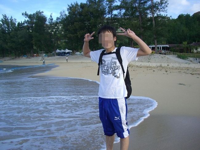 朝食前にホテル前のビーチを散歩。