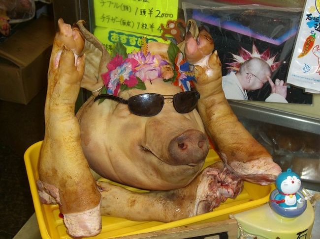 第一牧志公設市場。<br />ガイドブックで良く見る豚いた！