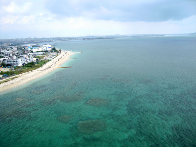 今回の一大イベント<br /><br />「モーターパラグライダー」<br /><br />沖縄の海の上を飛びたい！<br /><br />と、今回のメインにしていたパラグライダーですが、<br />なんと、残念ながら曇り＆小雨が若干パラついた日、<br />7日間の旅行の中で、天気が悪かったのがこの日だけ・・・。<br />でも、やはり沖縄の海は青かった。