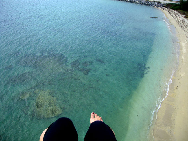 ちょっと足を入れてみました。<br />飛んでる飛んでる。<br /><br />後ろにインストラクターがいて操縦してくれてます。<br />滑降方のパラグライダーとは違い、落ちてきたら<br />エンジンをかければまた浮かぶ優れもの。