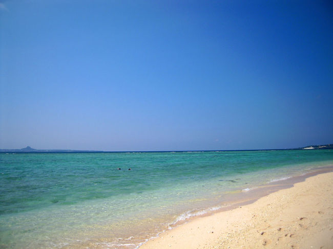 瀬底島のビーチ<br /><br />遊泳用にネットで区切られている以外の場所には<br />あまり人はいません。<br />たまーにシュノーケリングをしてる人がいますが、<br />みんなハブくらげを恐れて、おとなしく遊泳区域に。