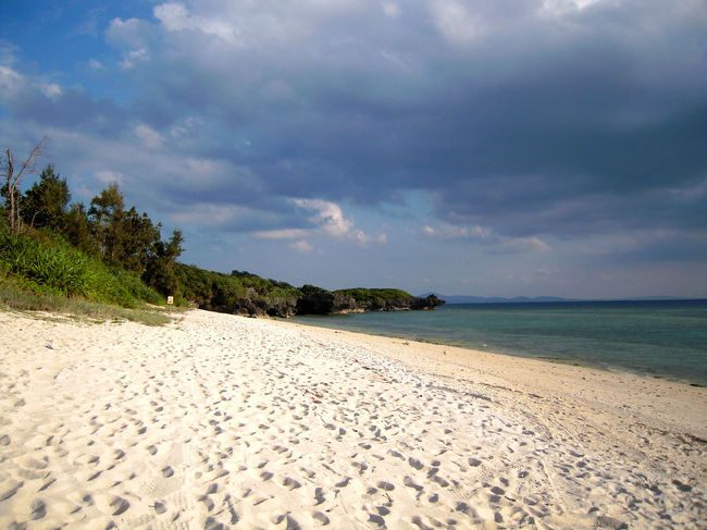 遊泳区域エリアの奥側のビーチ。<br />緑と青と白のコントラストにボーっとしてました。