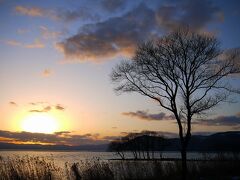 帰りに少し遠回りして琵琶湖の夕景を見に行きました。

『道の駅　湖北みずどりステーション』の前です。