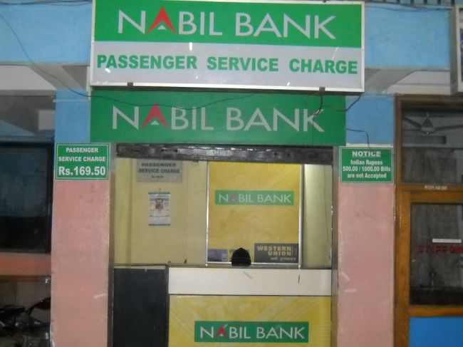 国内線に乗るには空港使用料が必要。<br />１人・170ルピー。<br />ここで支払います。