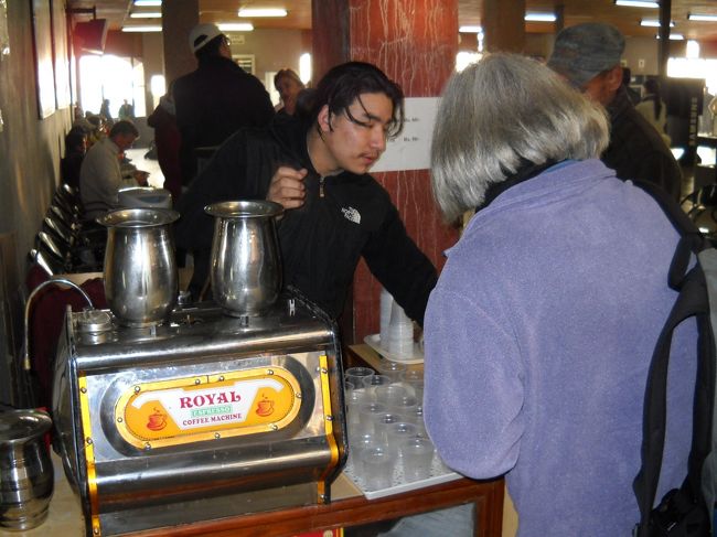 8時発の便に乗る予定だったが、朝から霧が出ていて飛べないらしい。<br />待合室は出発を待つ人でいっぱい。気長に待つしかない。<br /><br />寒いのでチャイを飲んで温まる。ペコペコのやぐーーいプラスチックカップに注がれたチャイ、１杯50ルピー也。<br /><br />で、飲んだら出るのが自然現象。トイレに行きたくなった。<br />恐る恐るトイレに行ってみる。２つあるうちの１つは使えない状態らしかった。使える方は・・床は水びたしでべちゃべちゃだけど普通の和式トイレ。トイレットペーパーはないけど、ペーパーを捨てるゴミ箱はある。紙は流しちゃダメなのね。<br />もちろん、お尻を洗うホースも完備。しかし、お尻を水で洗った後の濡れたお尻はどうするのかな？やっぱり紙で拭くのか？それとも手でペッペッと水をはらってお仕舞いにするのかな？気になる。